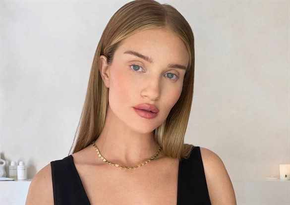 Правильный выбор: Роузи Хантингтон-Уайтли сменила платья на самые трендовые брюки этой осени