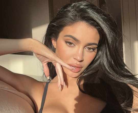 Кайли Дженнер не опять, а снова поделилась откровенными фото. На этот раз – с главным козырем