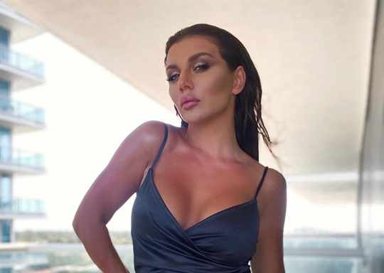 Анна Седокова позирует в купальнике на берегу океана