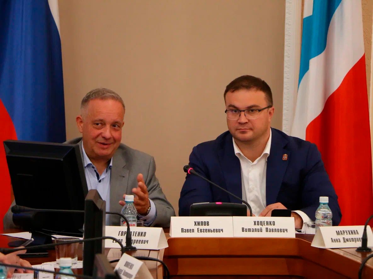 Справа налево: Виталий Хоценко, Павел Хилов. Фото (с) пресс-служба правительства Омской области