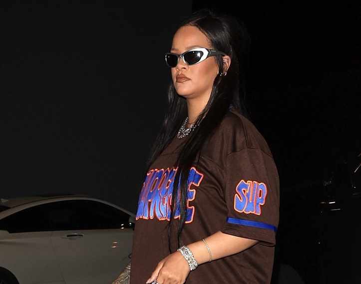 Свободно дышать: Рианна доказывает, что мешковатые джинсы — самый актуальный тренд сезона