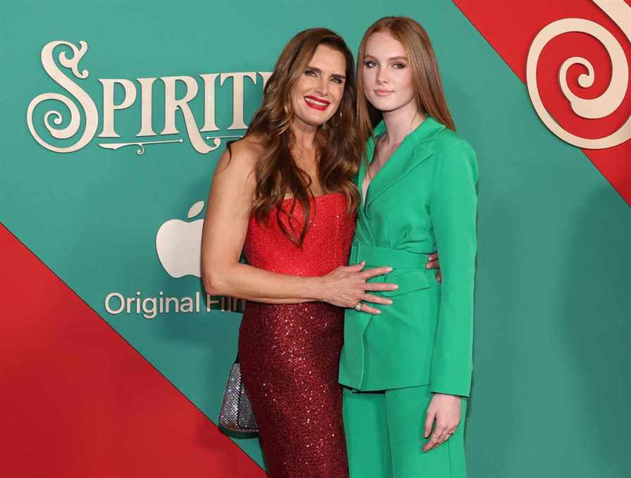 Не отличить: Брук Шилдс с 16-летней дочерью на красной дорожке