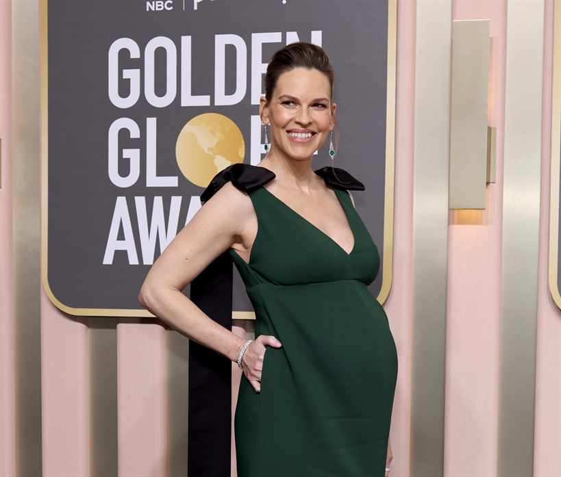 Хилари Суэнк впервые стала мамой