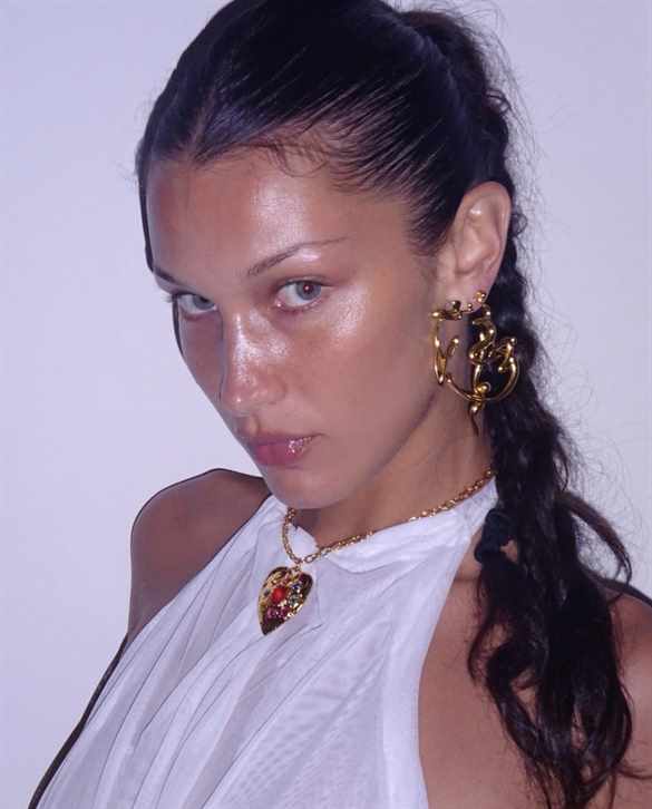 Белла Хадид появилась в шапке на завязке, которая может подойти не каждой, но попробовать стоит