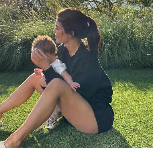 Кайли Дженнер впервые показала лицо сына и раскрыла его имя