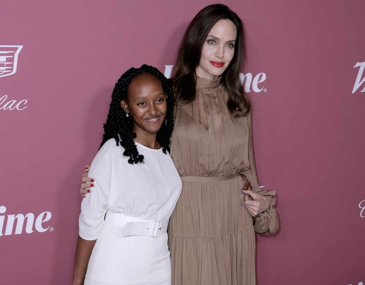 Фото дня: Анджелина Джоли навестила свою дочь в колледже