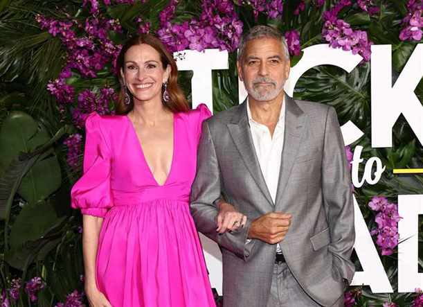 Джулия Робертс доказывает, что фуксия с нами надолго