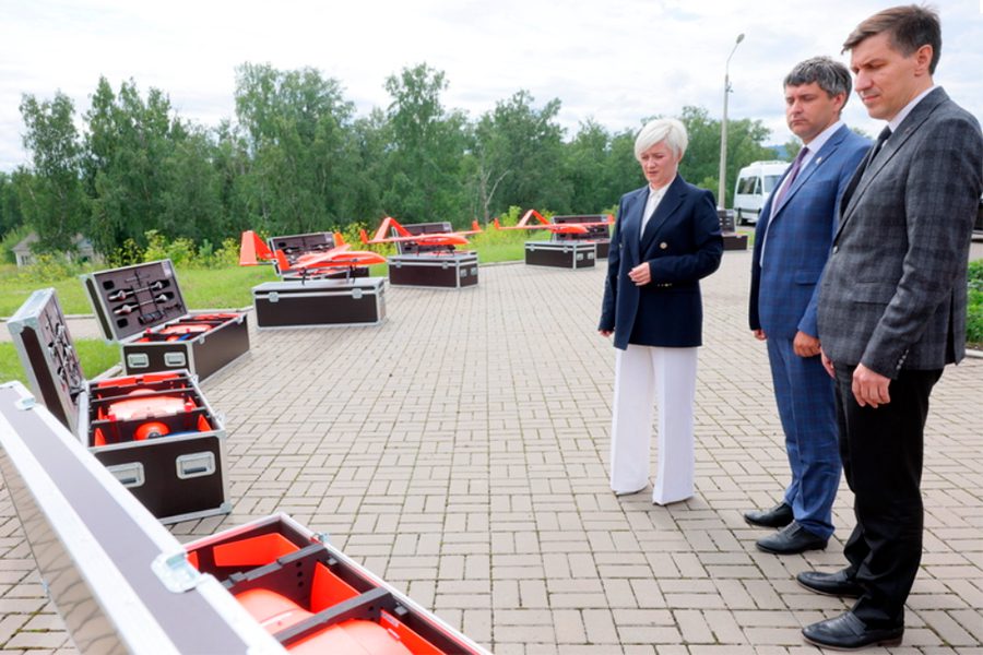 О том, кто на фото, сайт министерства цифрового развития Красноярского края не сообщает. Но мы знаем, что в центре - министр Николай Распопин. Фото (с) Александр Черных