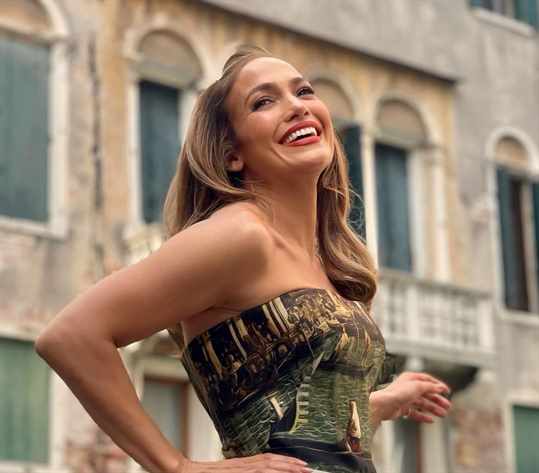 53-летняя Дженнифер Лопес продемонстрировала подтянутую фигуру и идеальный классический купальник